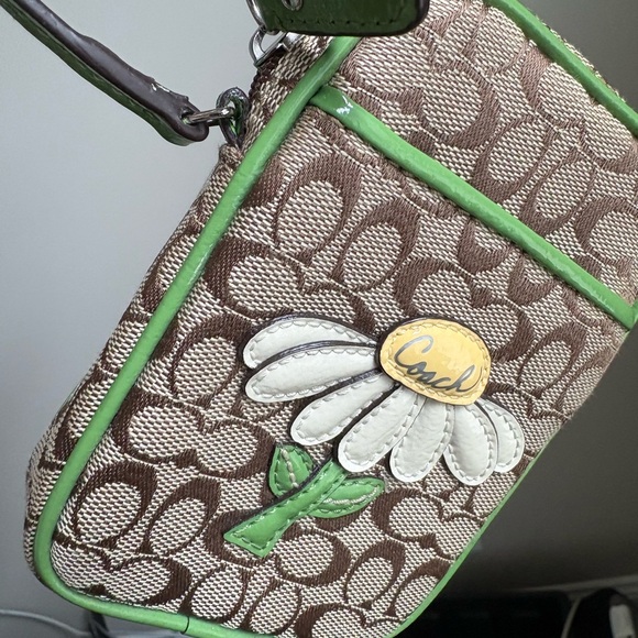 Coach Daisy Applique Cell phoneWallet Wristlet Rare Collecticle - Picture 3 of 12